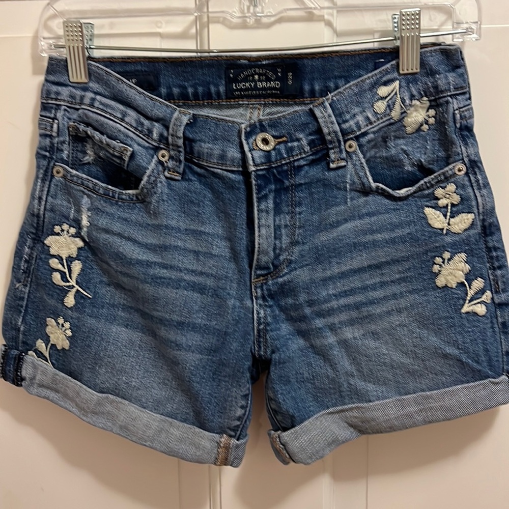 Lucky brand denim shorts decorative flower design size 25